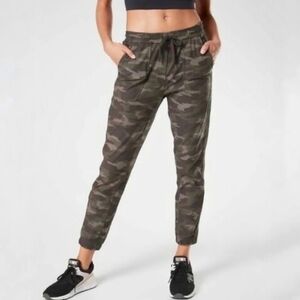 Athleta Farallon Green Camo Jogger Pants  6 2020